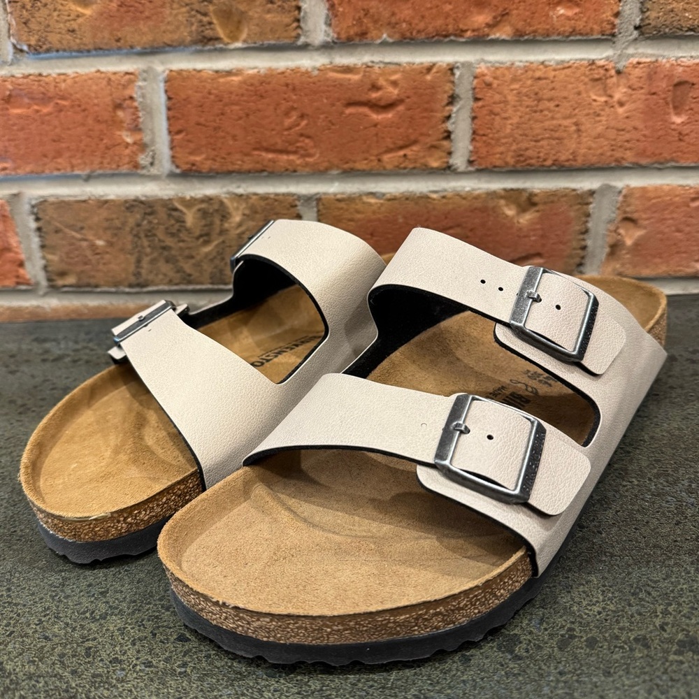 Birkenstock Arizona BS
Pull up Stone. Brand New.